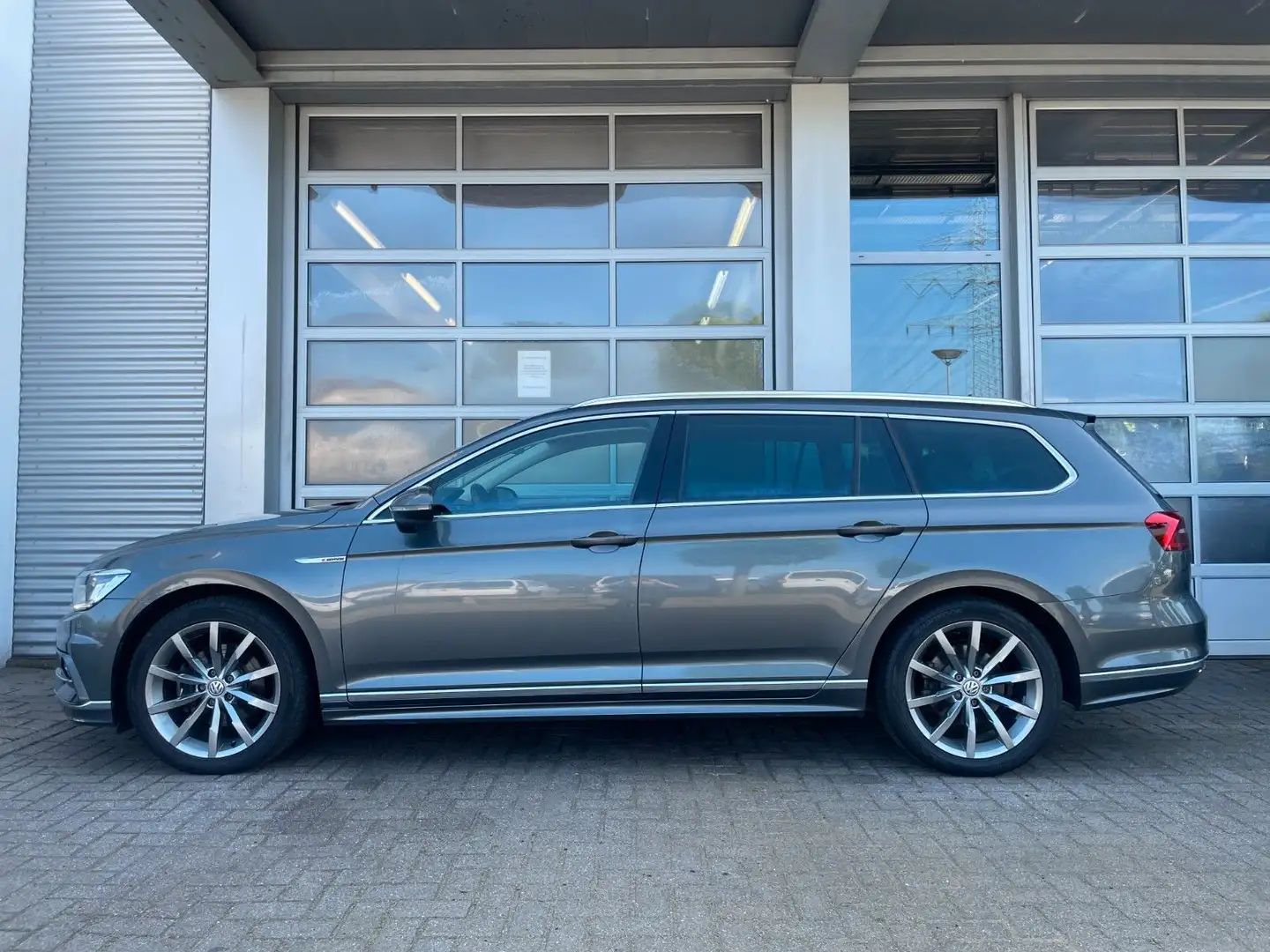 Volkswagen Passat Variant / R-LINE/4Motion/DSG/ACC/LED Gris - 2