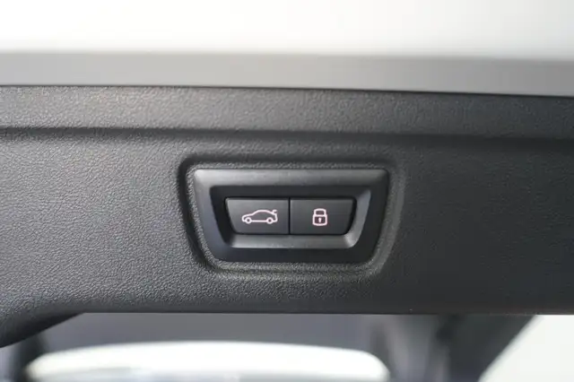 BMW 3 Series view 8