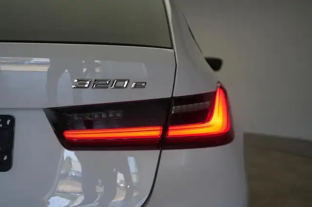 BMW 3 Series view 10