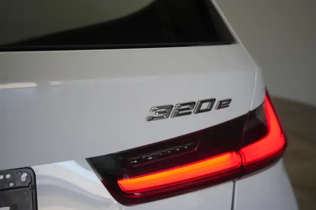 BMW 3 Series view 11
