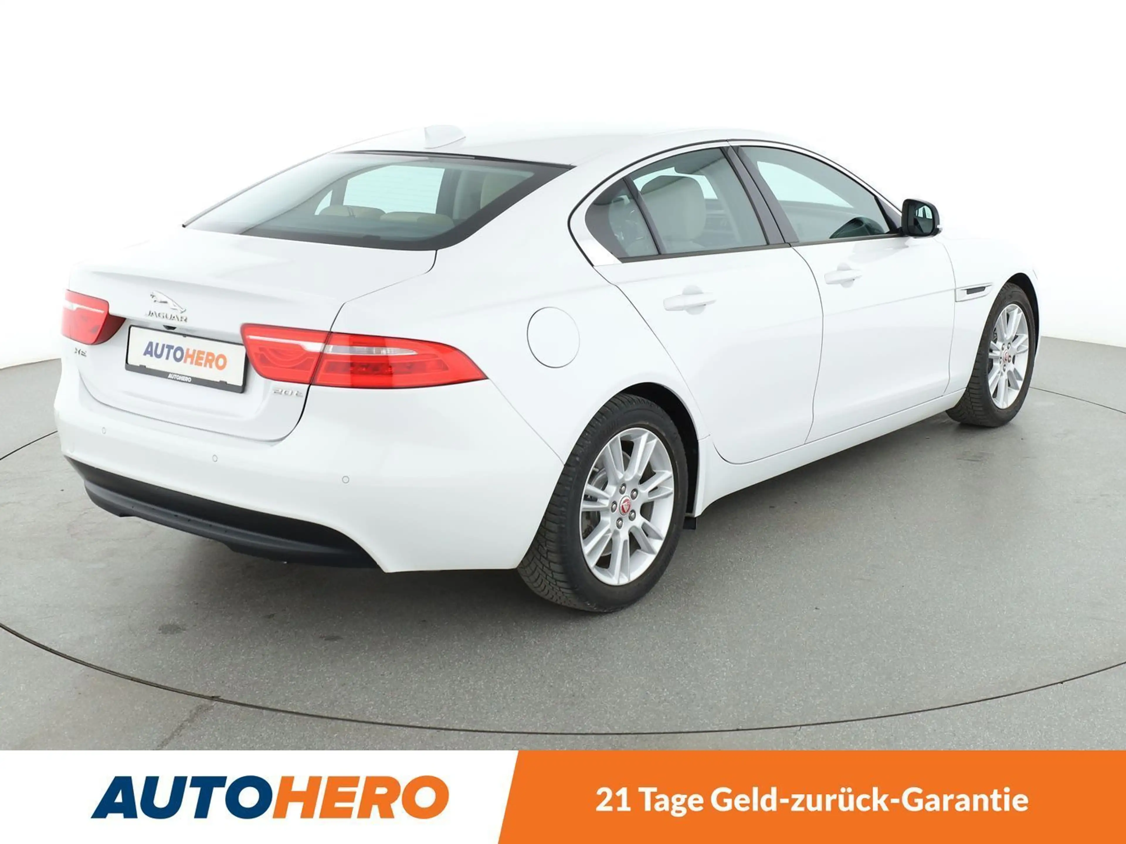 Jaguar XE 20t Pure Aut.*NAVI*TEMPO*CAM*PDC*KLIMA*GARANTIE* — photo 6