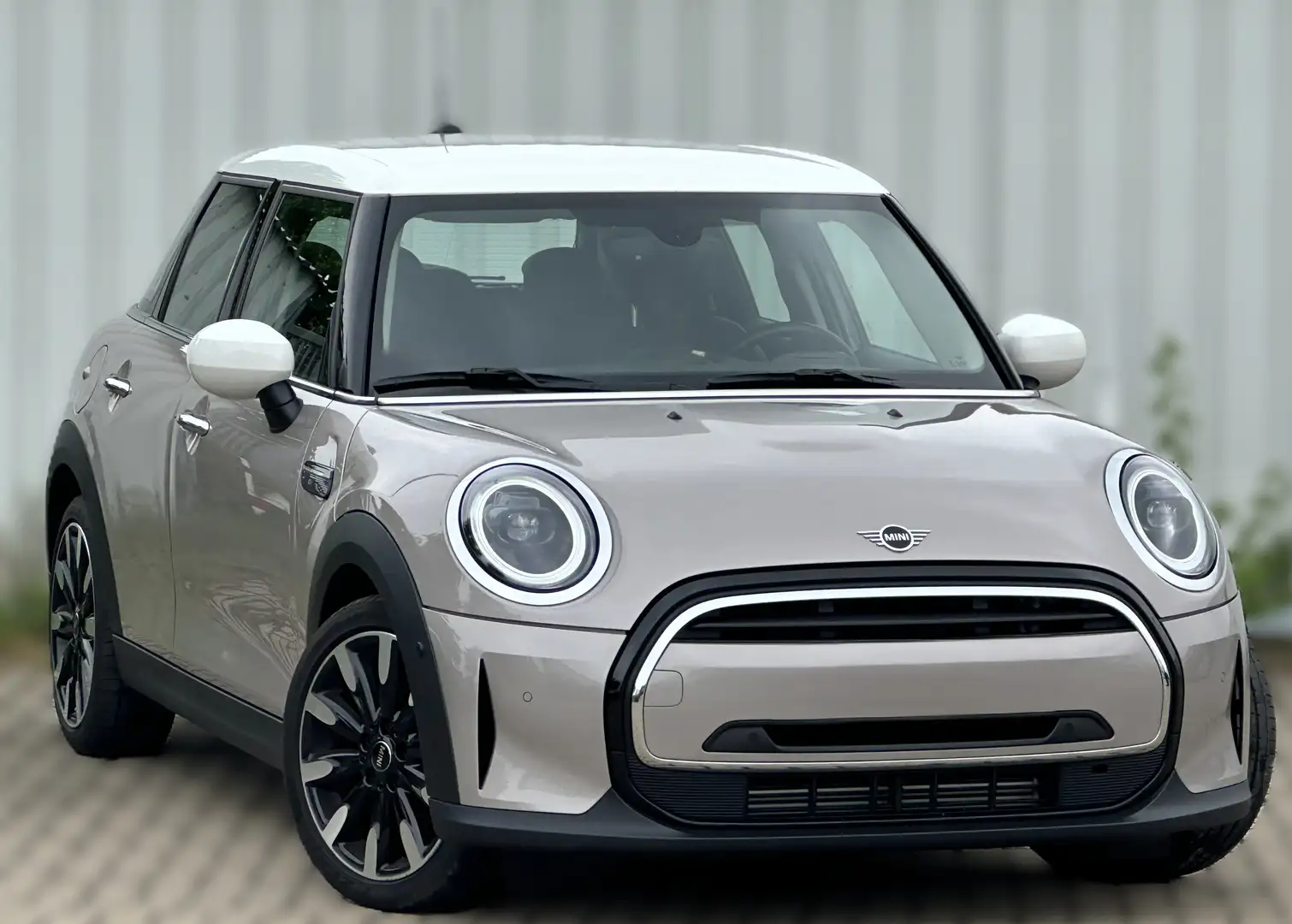 MINI Cooper Automatik Navi Komfortpak+ Carplay PDC LED SHZ Silber - 2