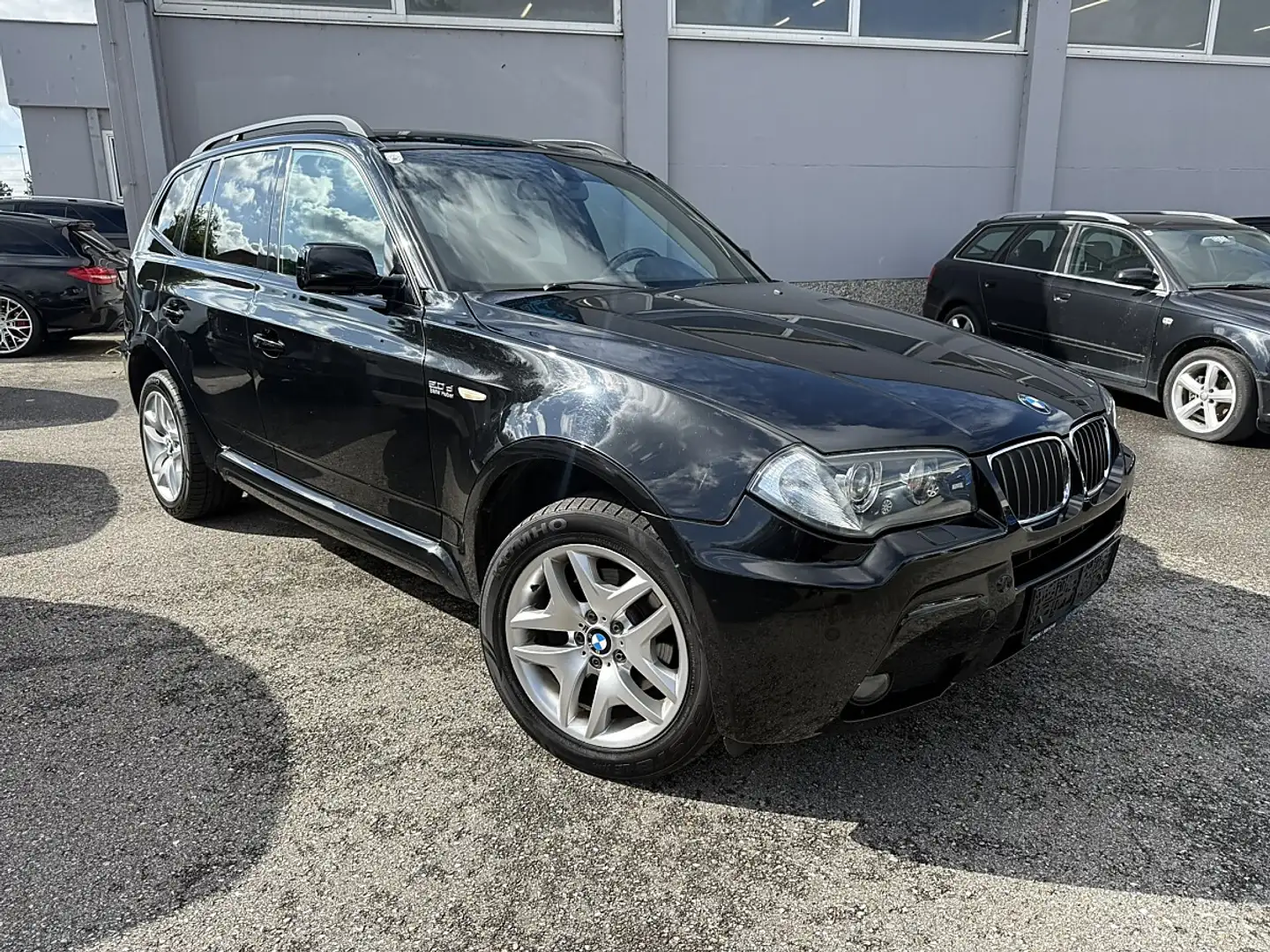 BMW X3 2.0d DPF M-Paket Schwarz - 2