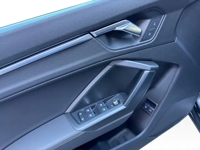 Audi Q3 view 12