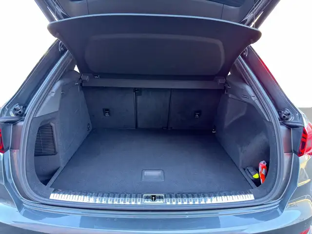 Audi Q3 view 9