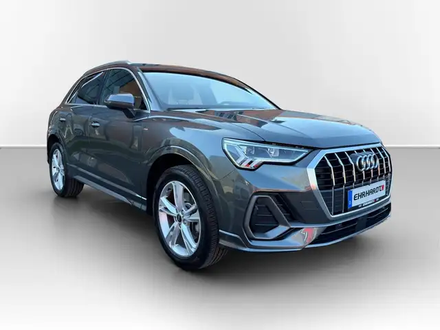 Audi Q3 view 3