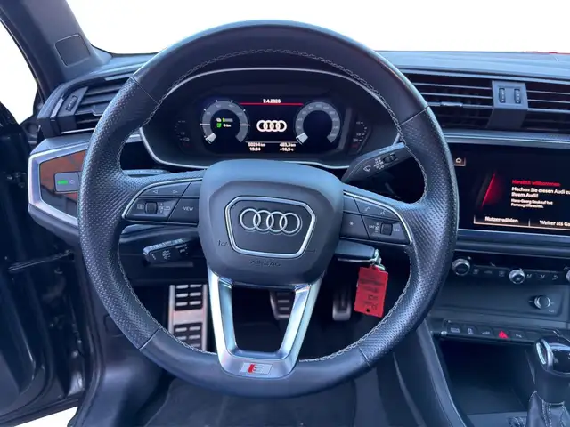 Audi Q3 view 13