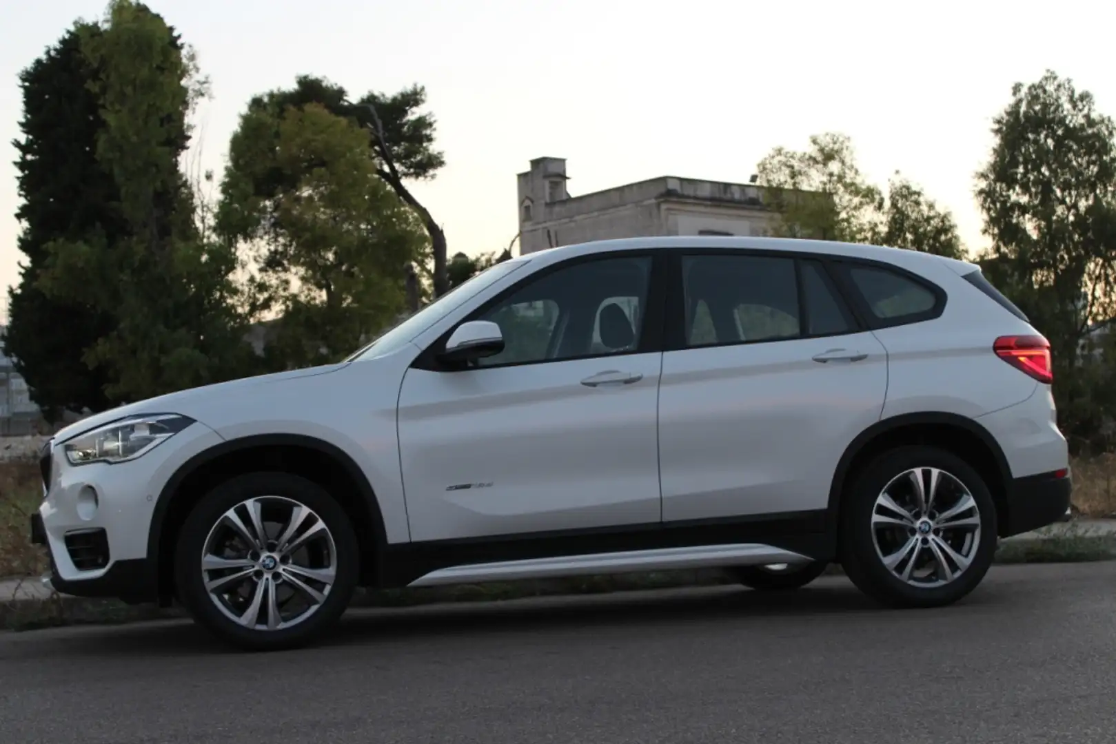 BMW X1 sDrive 18d SPORT *LED *NAVI *VOLANTE-M *CERCHI 18 Bianco - 2