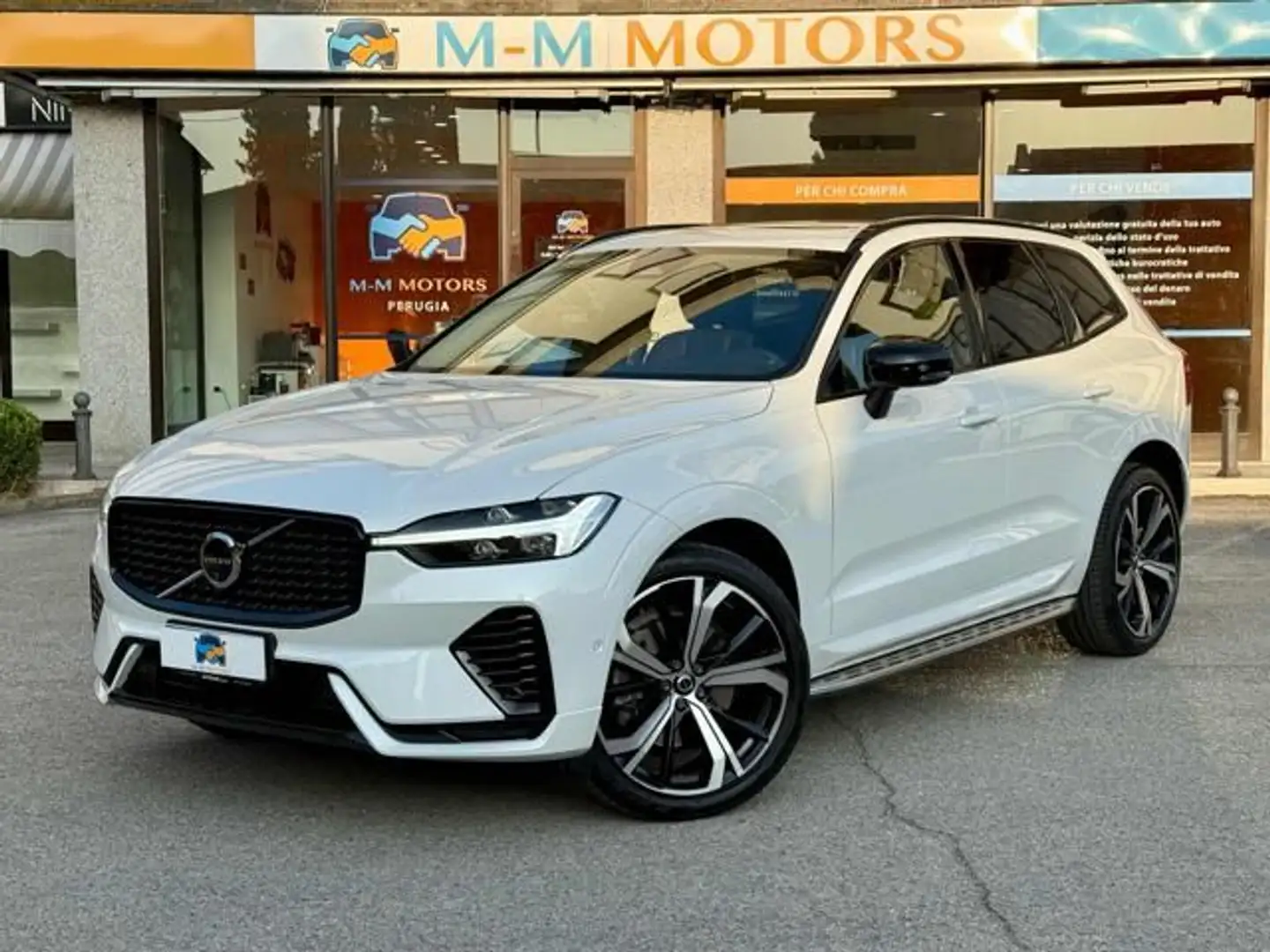 Volvo XC60 B4 (d) AWD automatico Ultimate Dark Bianco - 1