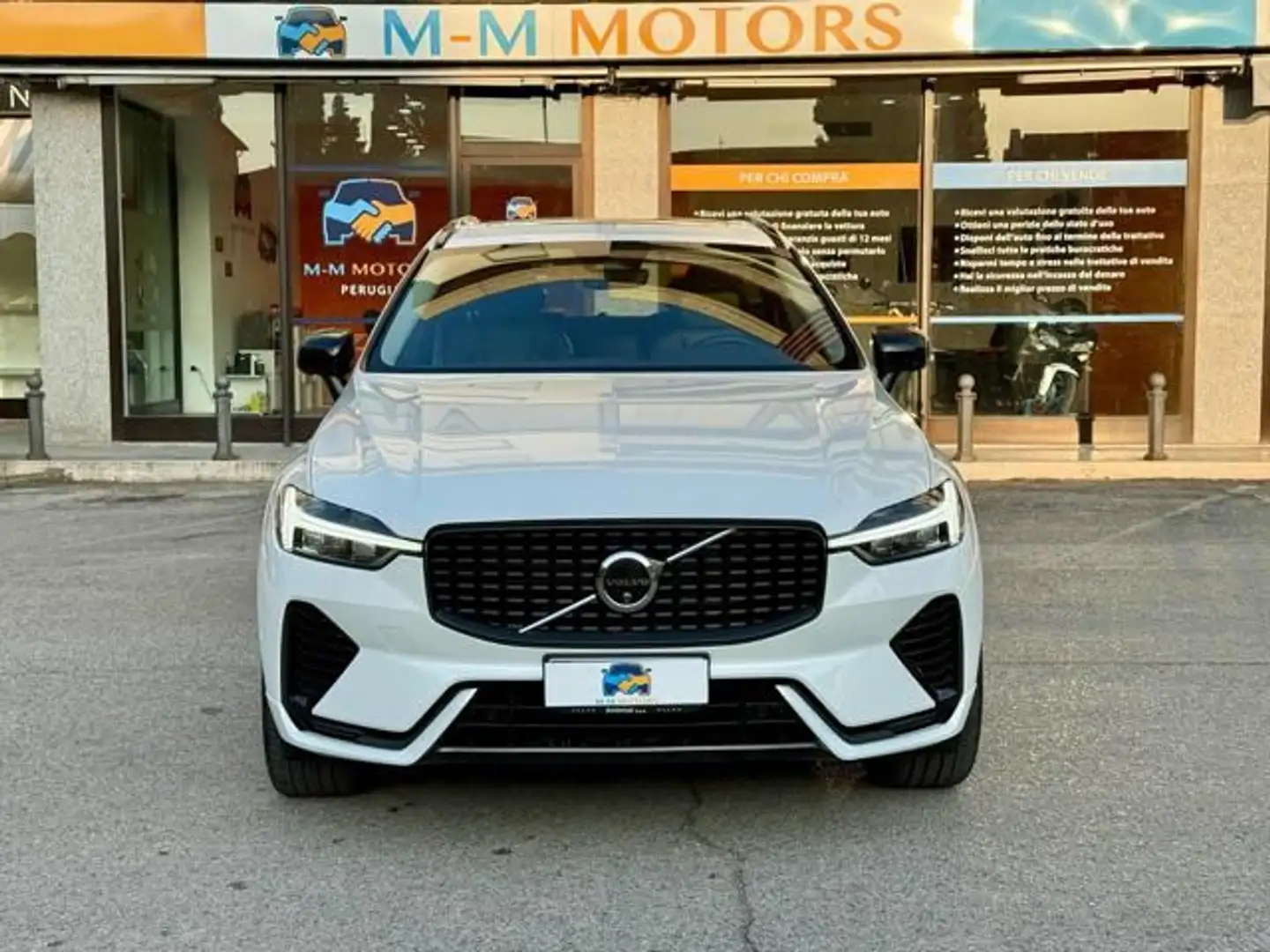 Volvo XC60 B4 (d) AWD automatico Ultimate Dark Bianco - 2