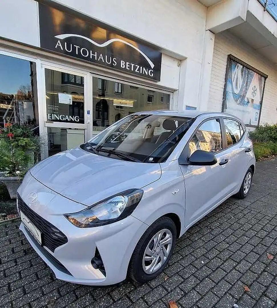 Hyundai i10 1.0 Comfort Kamera Shzg Lenkradhzg Grau - 2