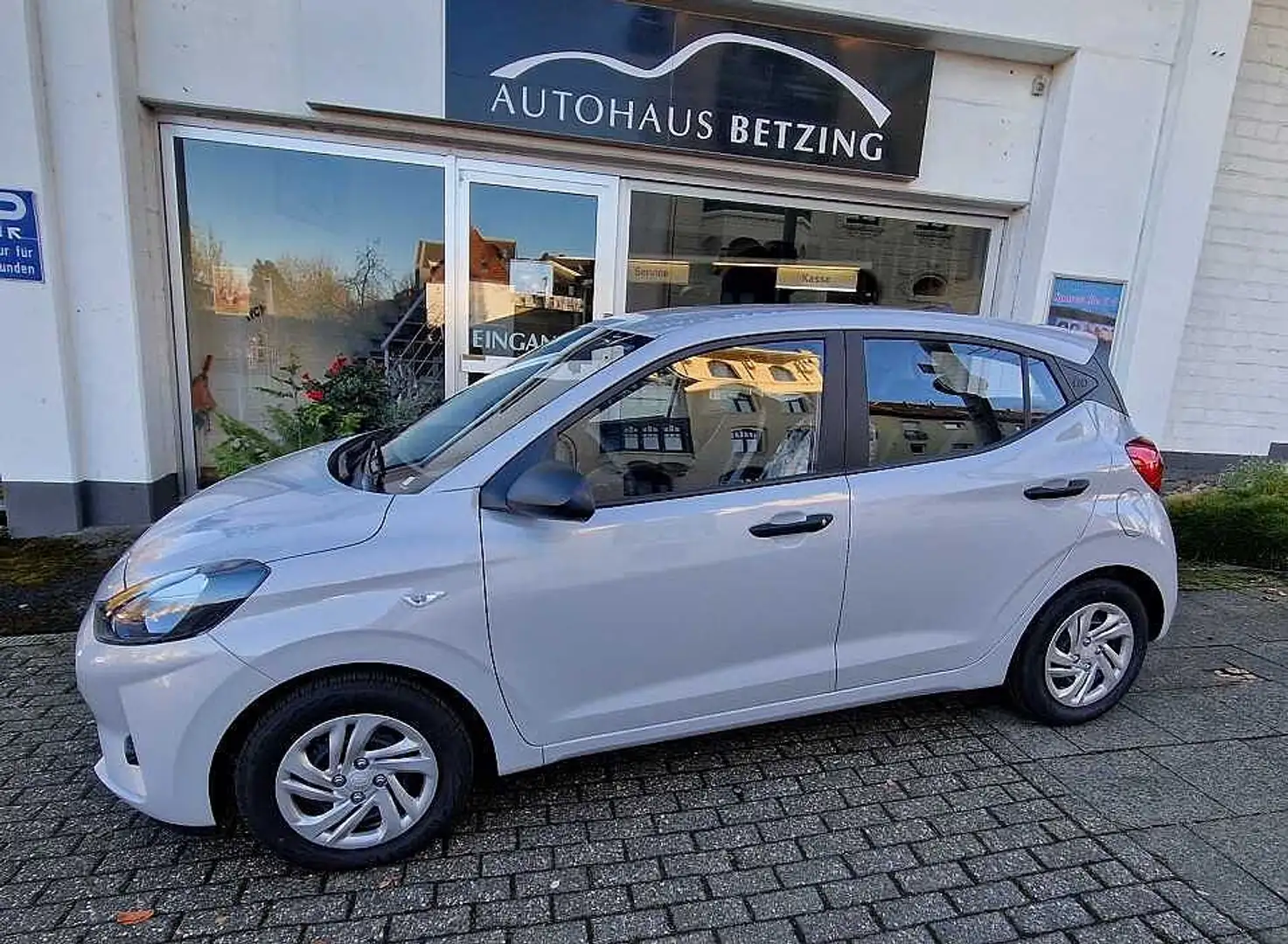 Hyundai i10 1.0 Comfort Kamera Shzg Lenkradhzg Grau - 1