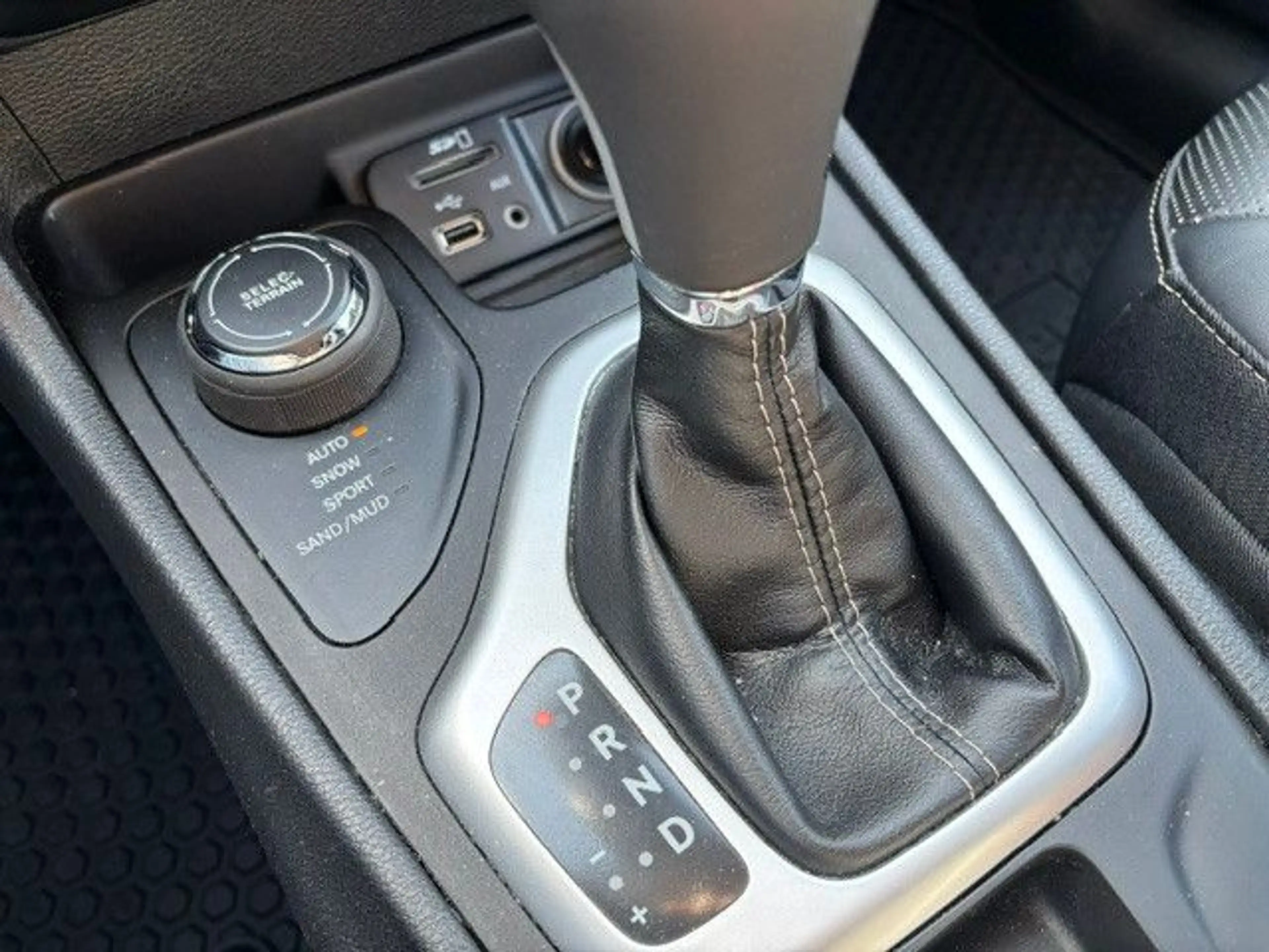 Jeep Cherokee Limited 4WD 2.Hd 68TKM — photo 15