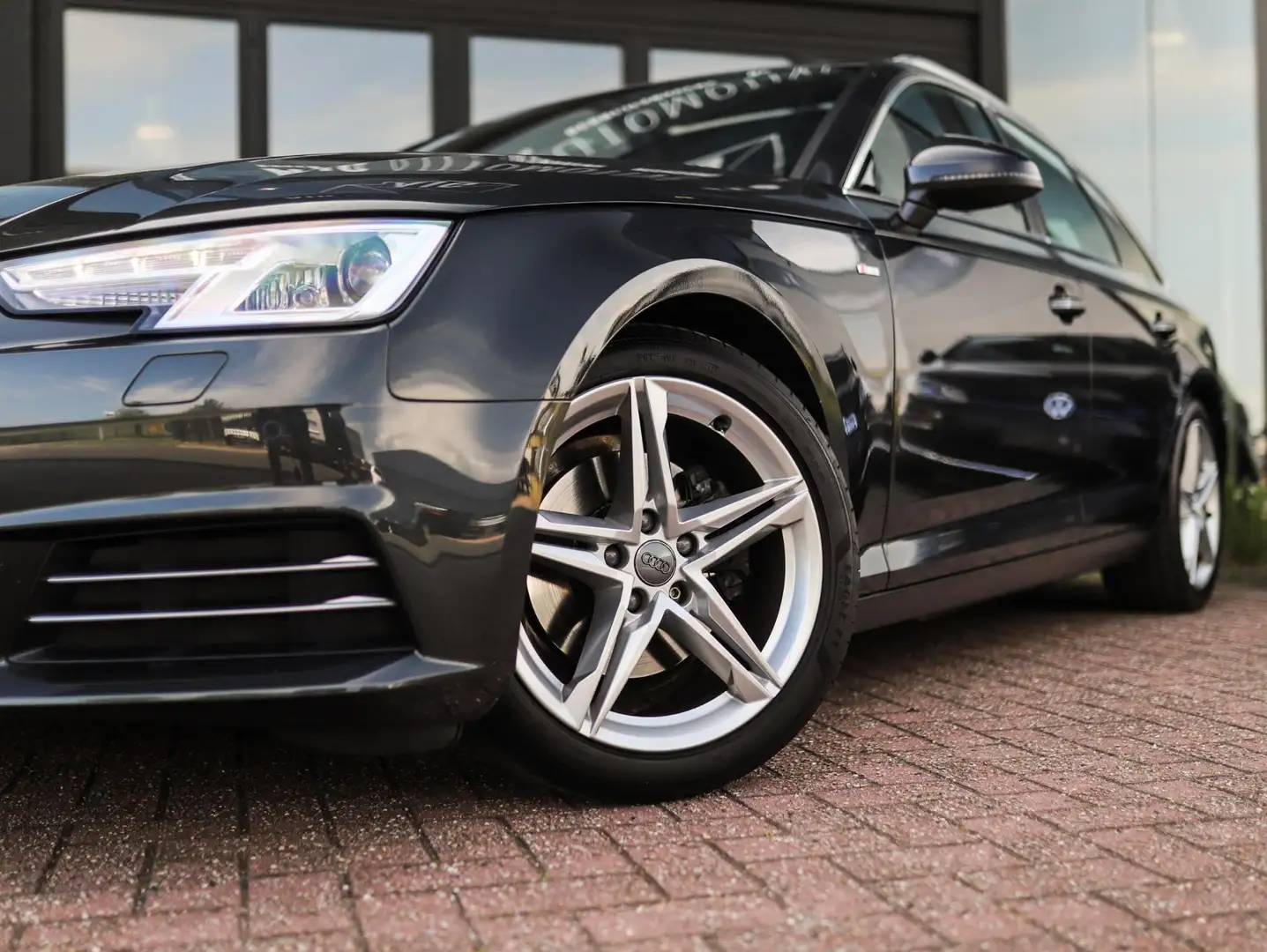 Audi A4 Avant 1.4 TFSI Sport S line black edition | Keyles Grijs - 2