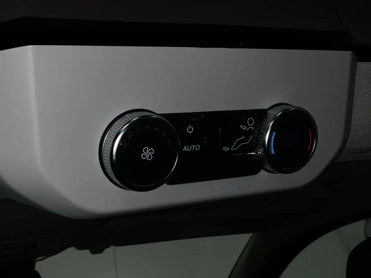 Ford Tourneo Custom Active 2.0 EcoBlue 125kW 320 L1 Auto Van. 5-türig 19