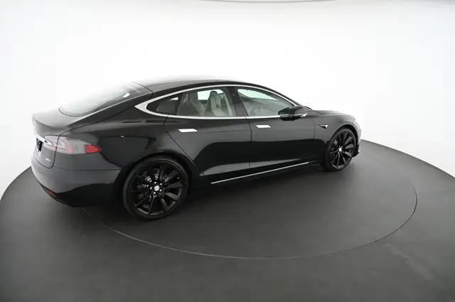 Tesla Model S view 4