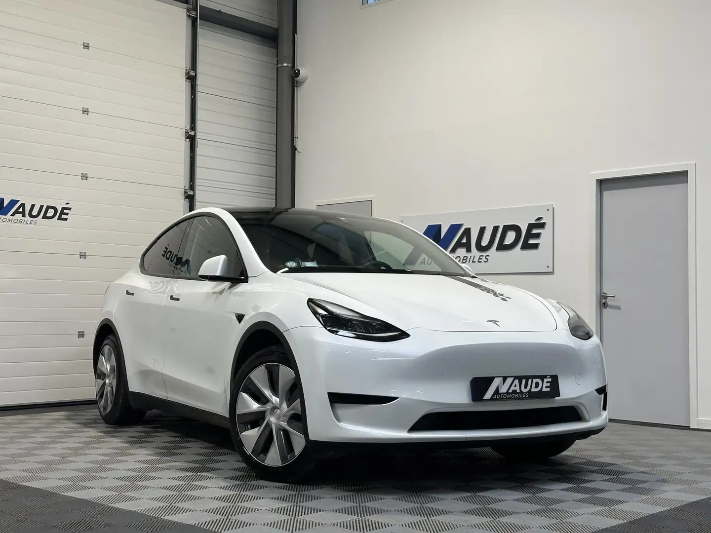 Tesla Model Y Phase 2 Standard RWD première main Schwarz - 1