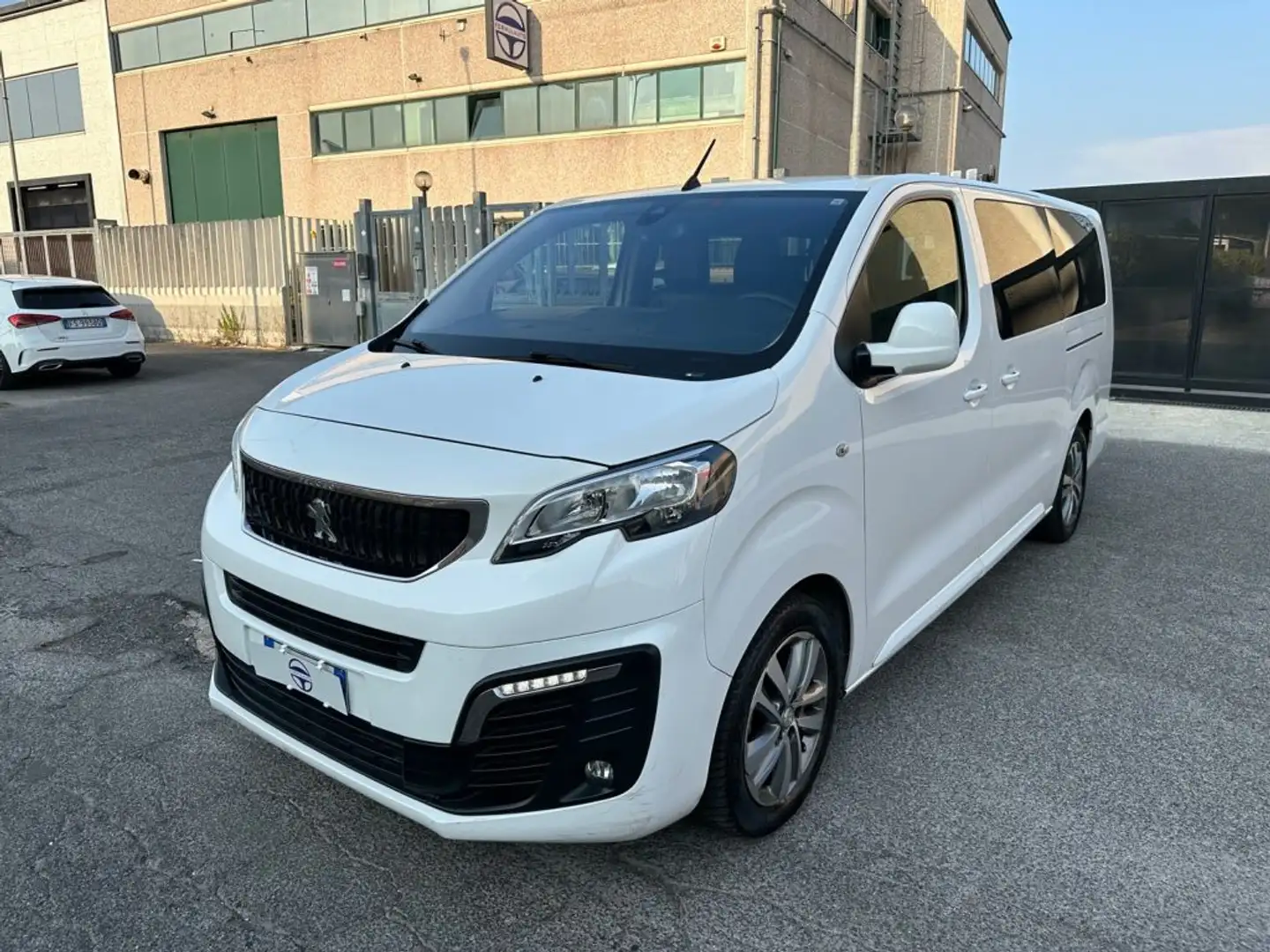 Peugeot Traveller BlueHDi  S&S EAT8 Allure 9 posti Weiß - 1
