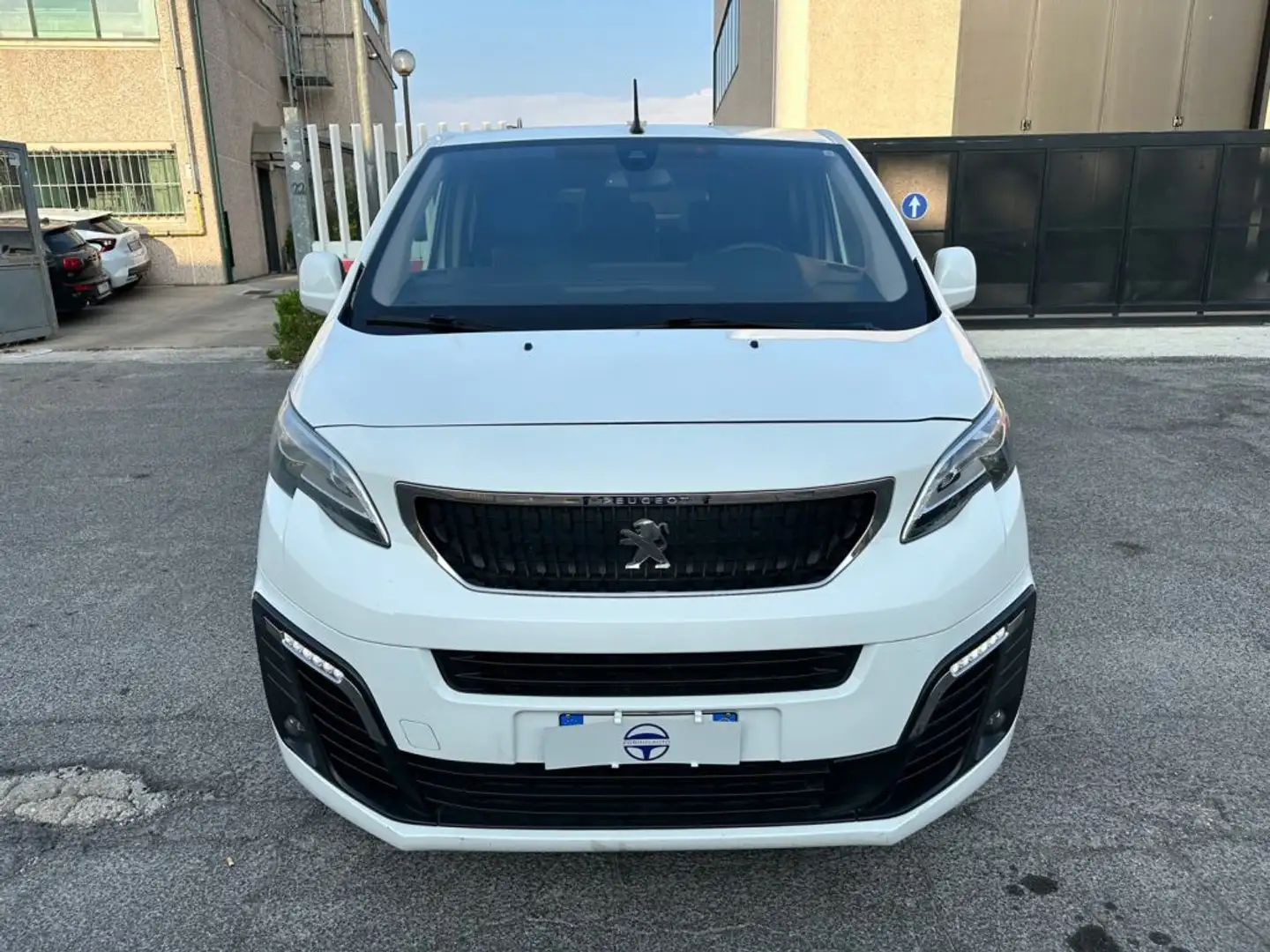Peugeot Traveller BlueHDi  S&S EAT8 Allure 9 posti Weiß - 2
