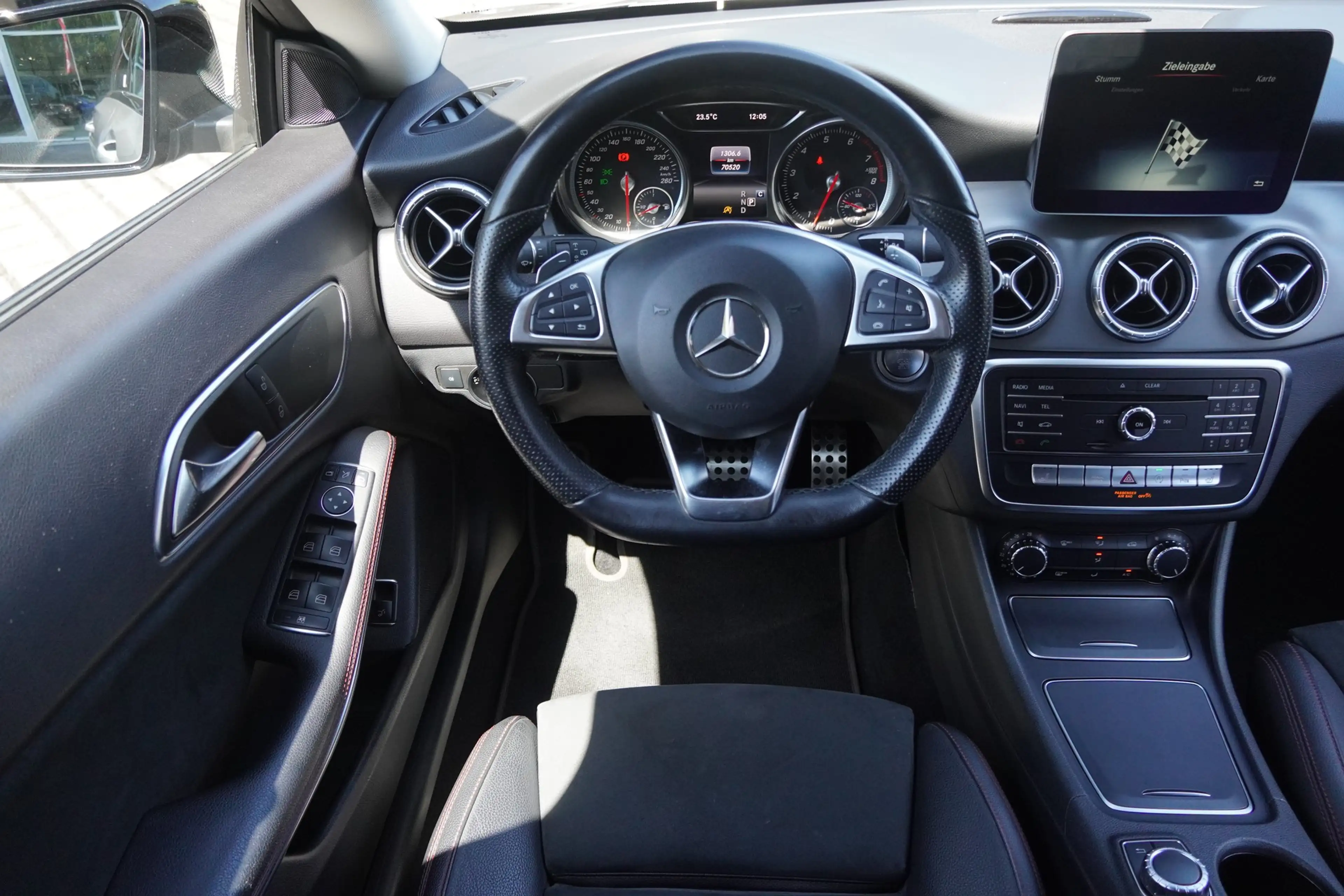 Mercedes-Benz CLA 220 4Matic AMG Line LED Tempomat PDC Navi — photo 15
