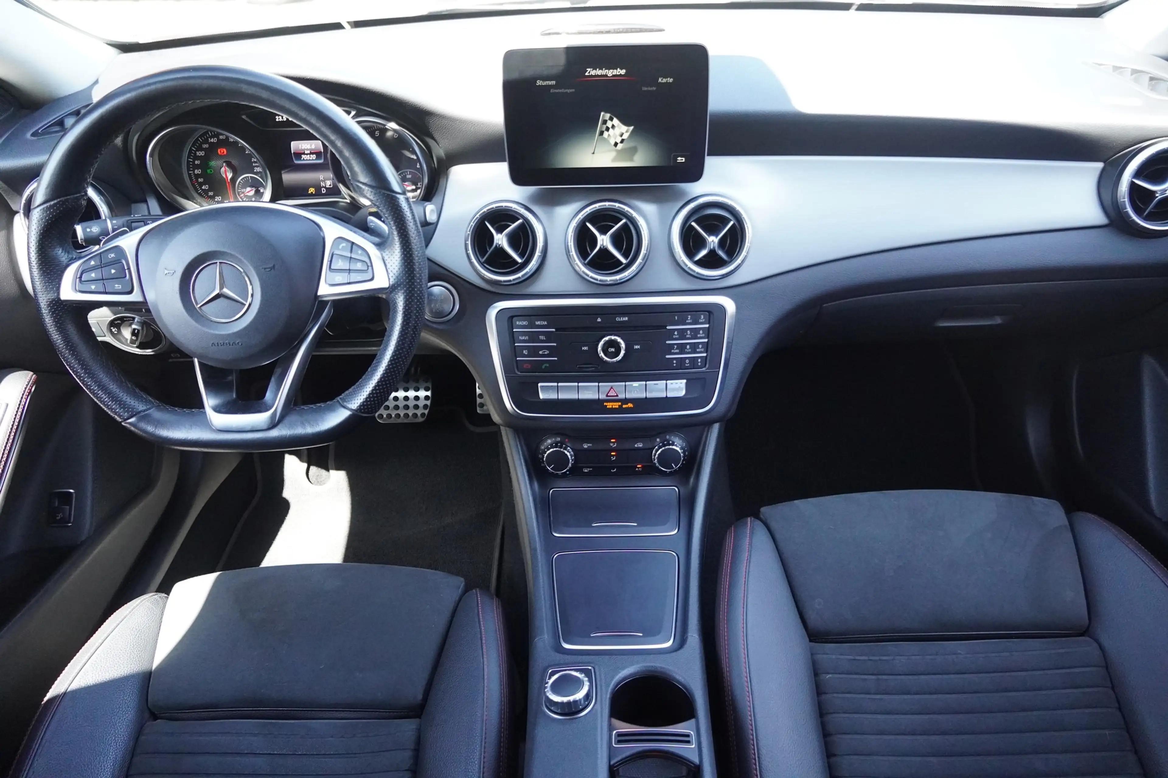 Mercedes-Benz CLA 220 4Matic AMG Line LED Tempomat PDC Navi — photo 14