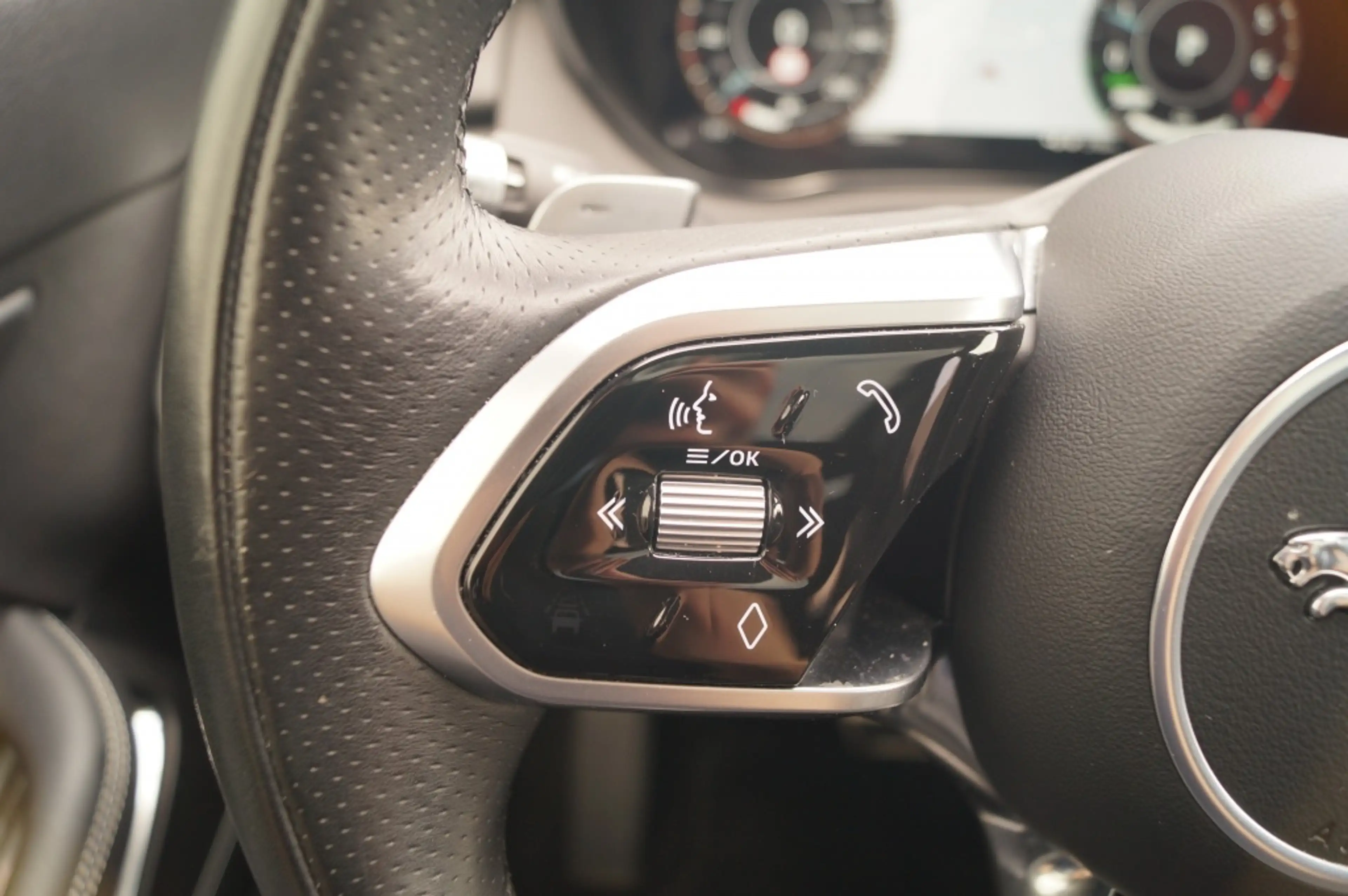 Jaguar E-Pace 1.5 P300e AWD R-Dynamic HSE -LEER-PANO-CAM-ECC- — photo 15
