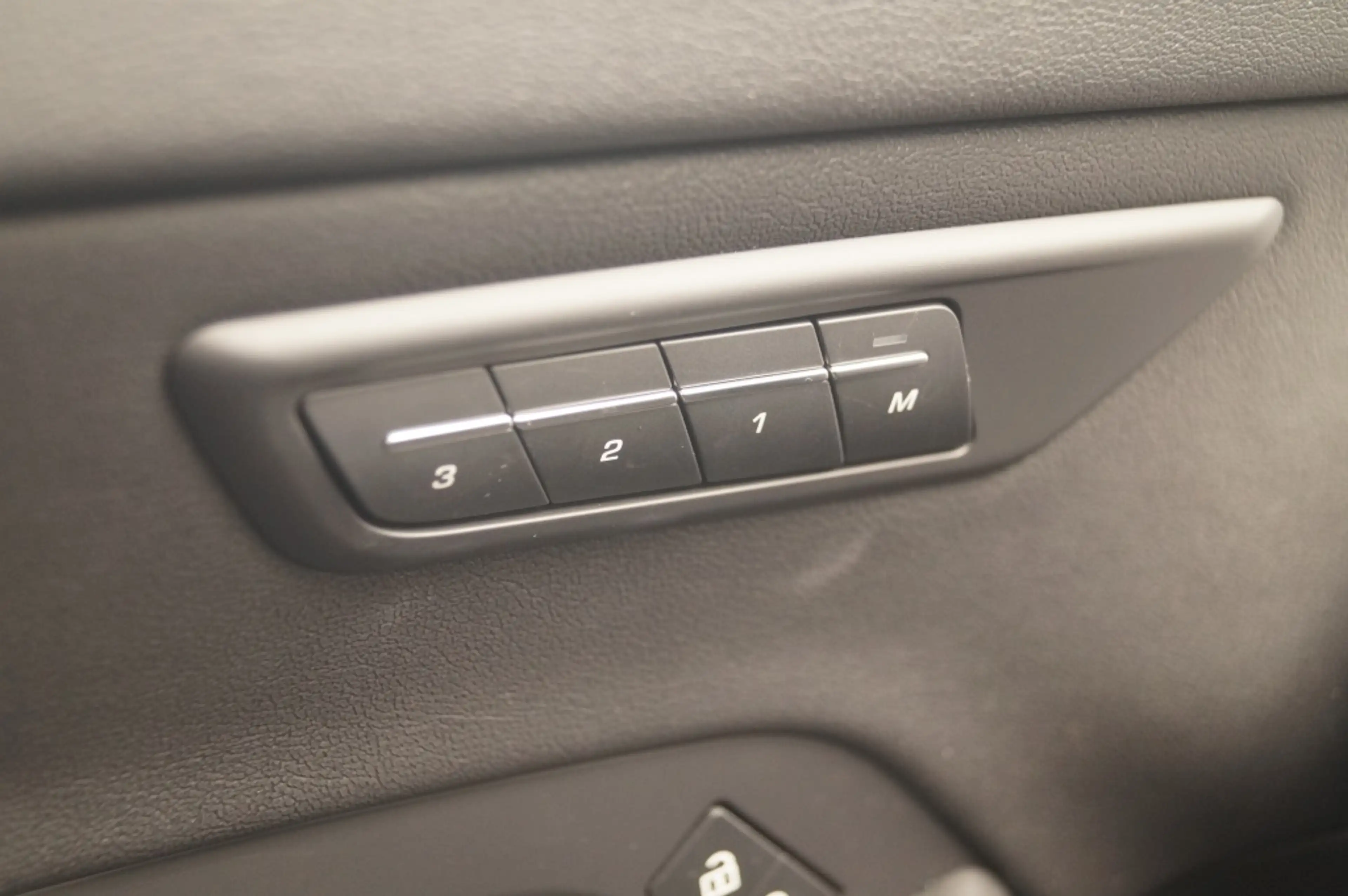 Jaguar E-Pace 1.5 P300e AWD R-Dynamic HSE -LEER-PANO-CAM-ECC- — photo 19