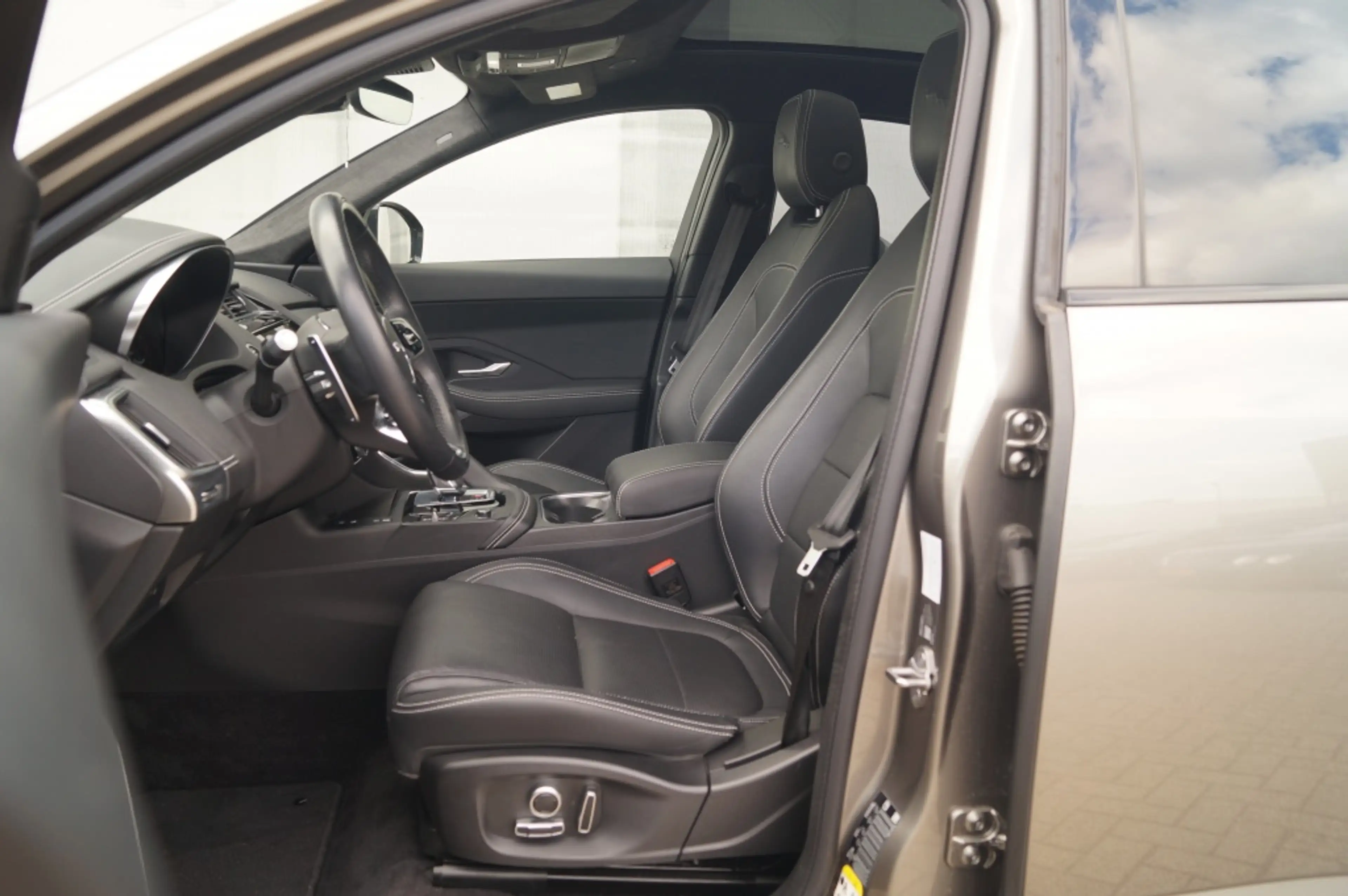 Jaguar E-Pace 1.5 P300e AWD R-Dynamic HSE -LEER-PANO-CAM-ECC- — photo 7