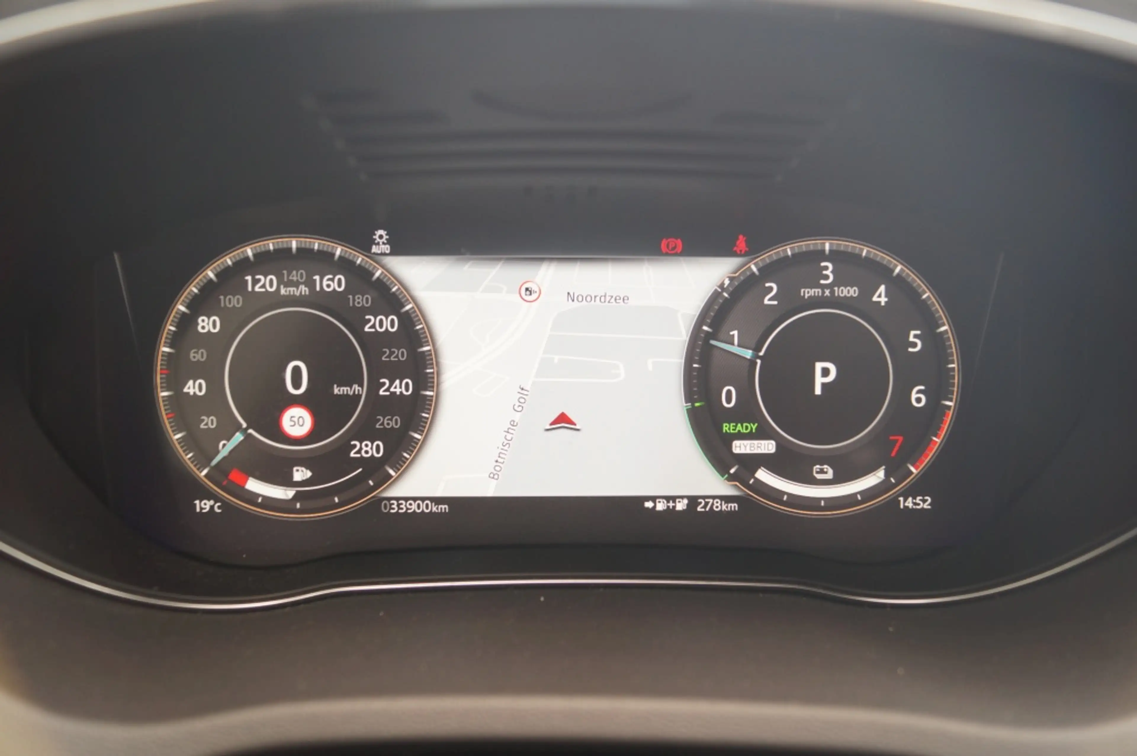 Jaguar E-Pace 1.5 P300e AWD R-Dynamic HSE -LEER-PANO-CAM-ECC- — photo 12