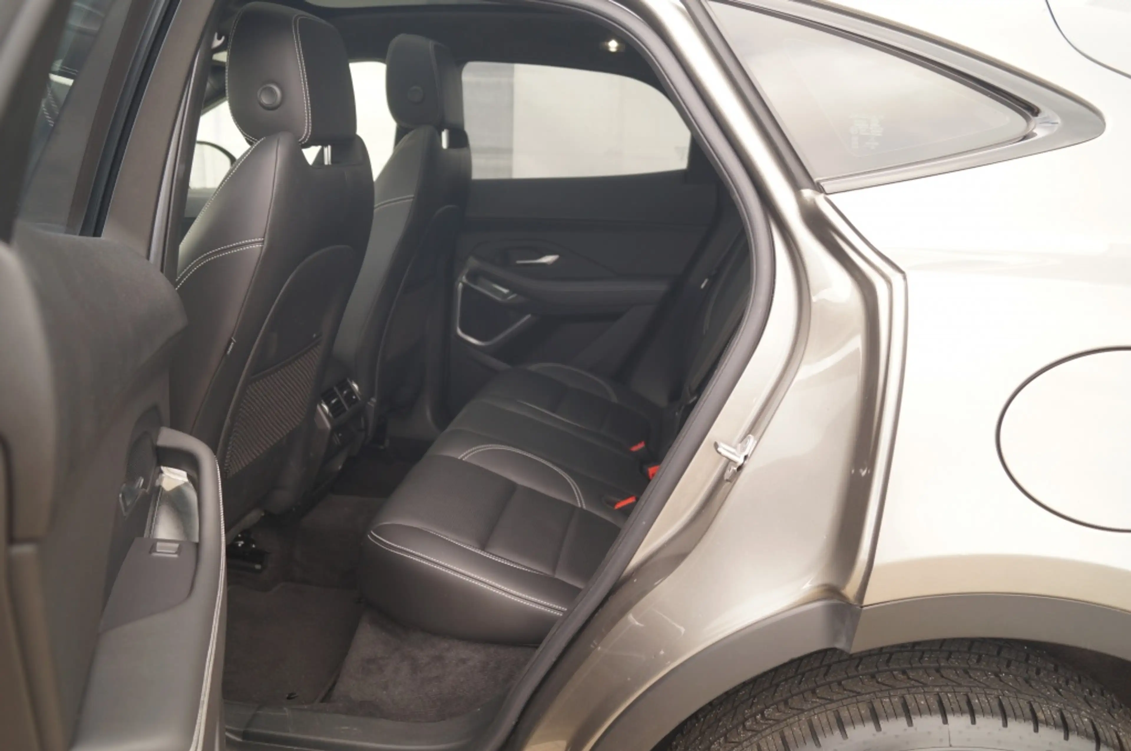 Jaguar E-Pace 1.5 P300e AWD R-Dynamic HSE -LEER-PANO-CAM-ECC- — photo 8