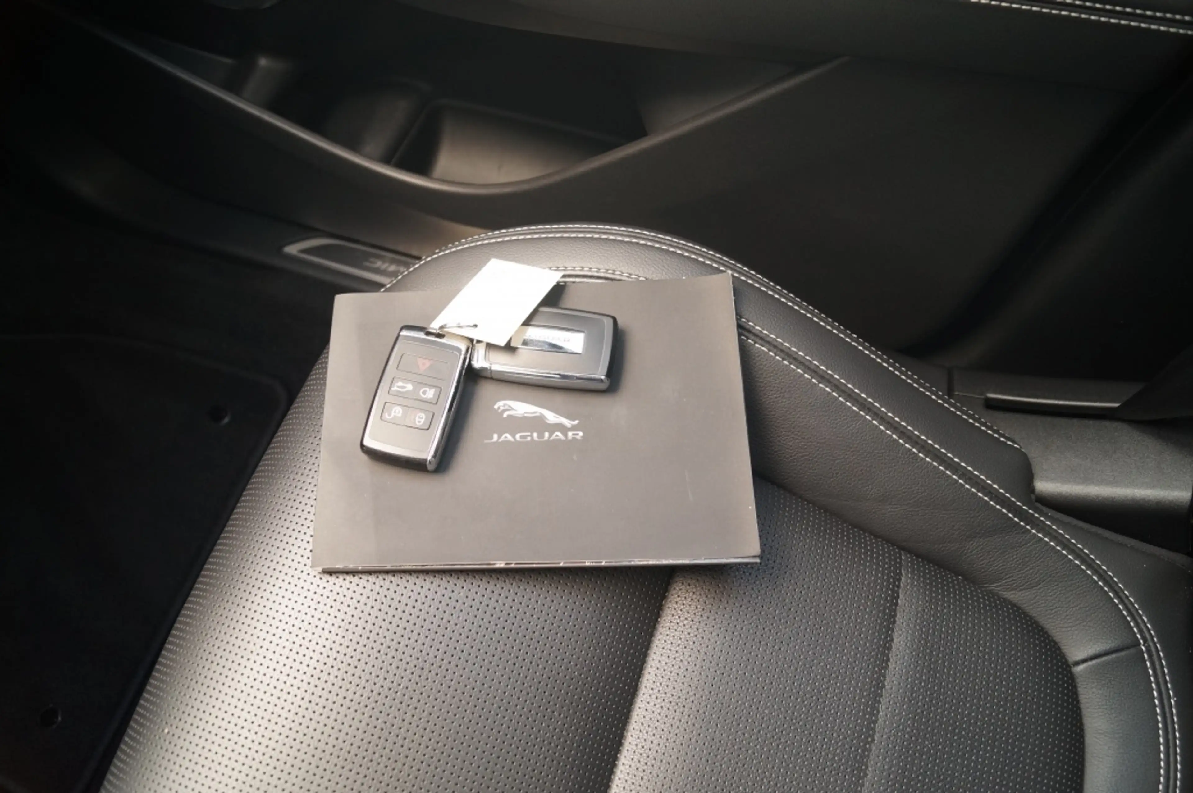Jaguar E-Pace 1.5 P300e AWD R-Dynamic HSE -LEER-PANO-CAM-ECC- — photo 29