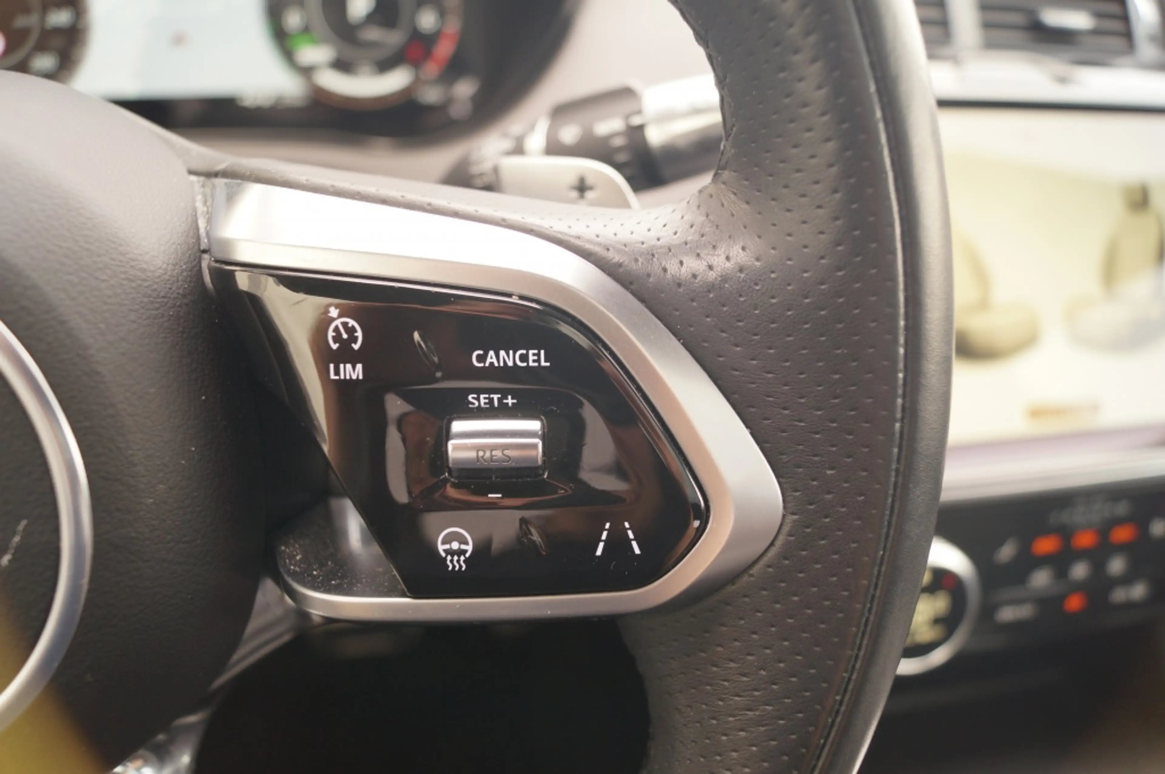 Jaguar E-Pace 1.5 P300e AWD R-Dynamic HSE -LEER-PANO-CAM-ECC- — photo 16