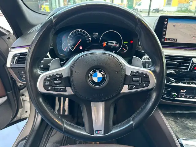 BMW 5 Series view 9