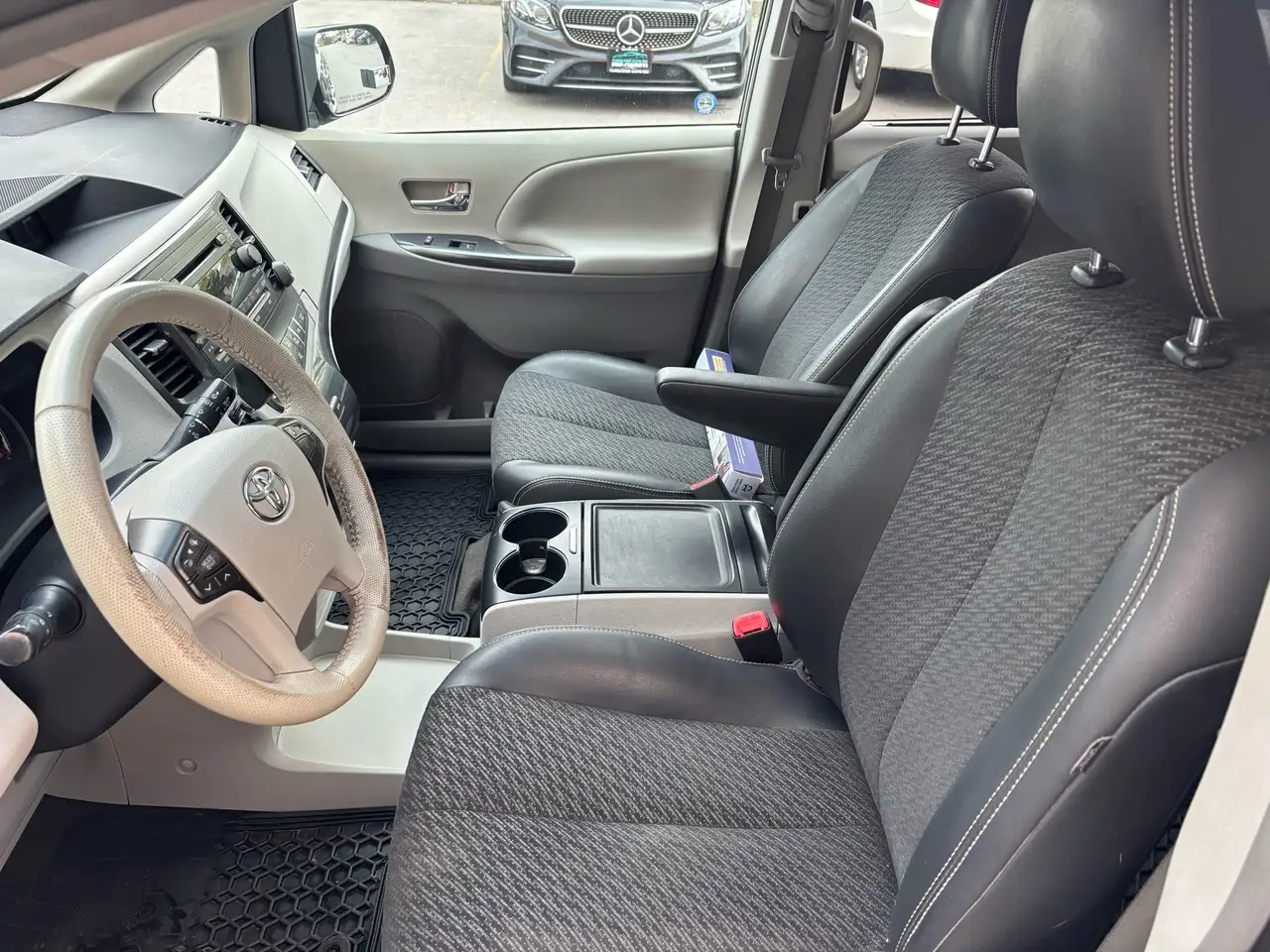 Toyota Sienna снимка Toyota Sienna