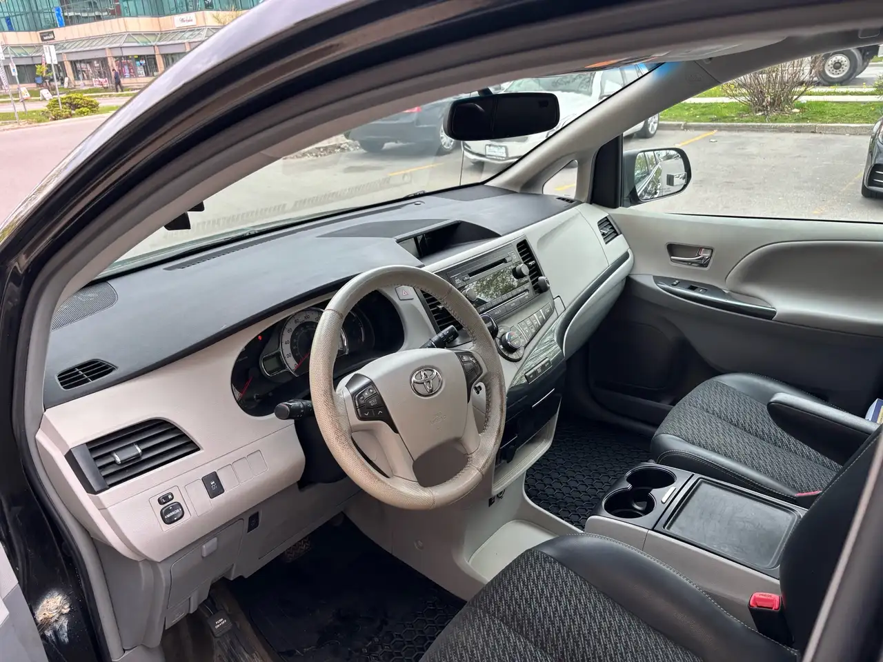 Toyota Sienna снимка Toyota Sienna