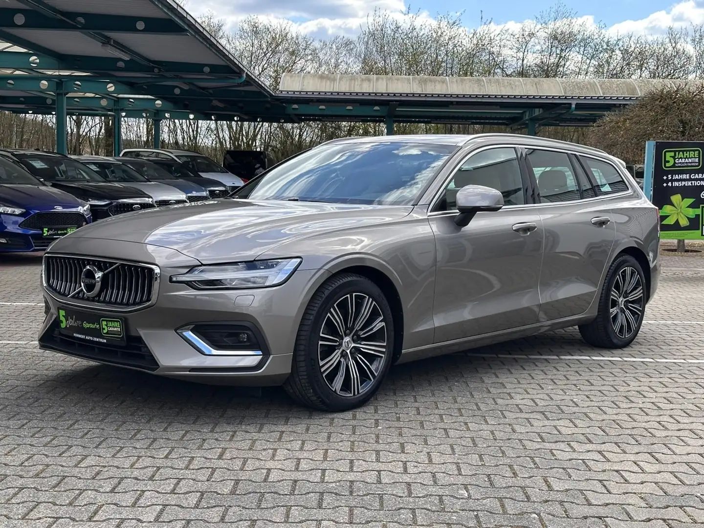 Volvo V60 Kombi B4 Inscription *AHK*Pano*Kamera*Navi* Grigio - 2