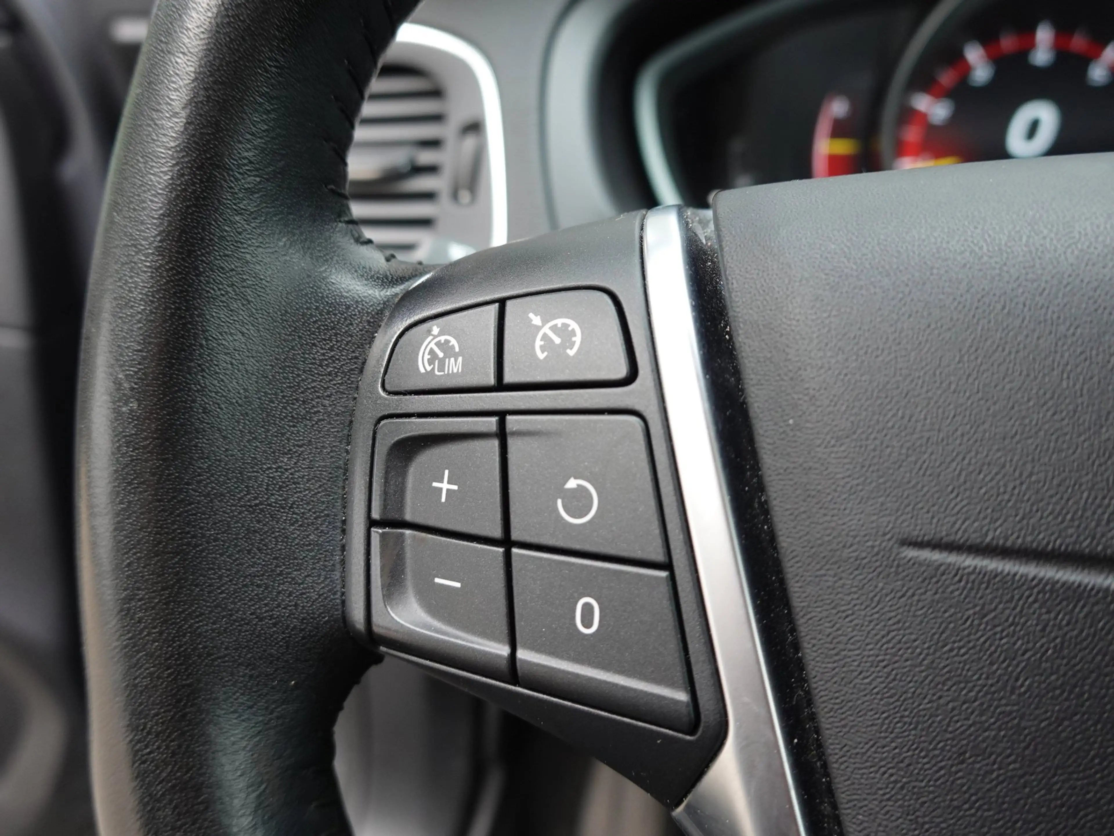 Volvo V40 Cross Country 1.5 T3 Dynamic Edition — photo 12