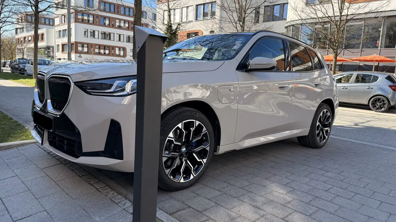 BMW X3 30e xDrive M Sportpaket | AHK | Pano | HK | 20'' L 12
