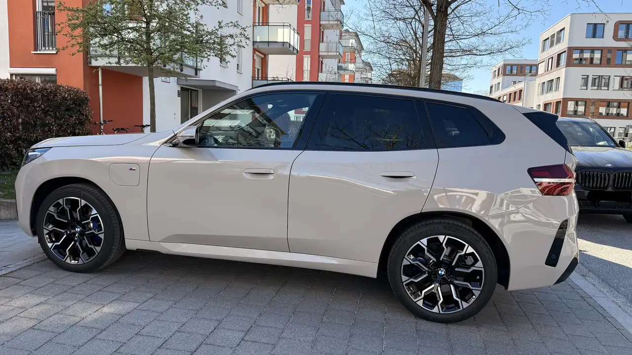 BMW X3 30e xDrive M Sportpaket | AHK | Pano | HK | 20'' L 9
