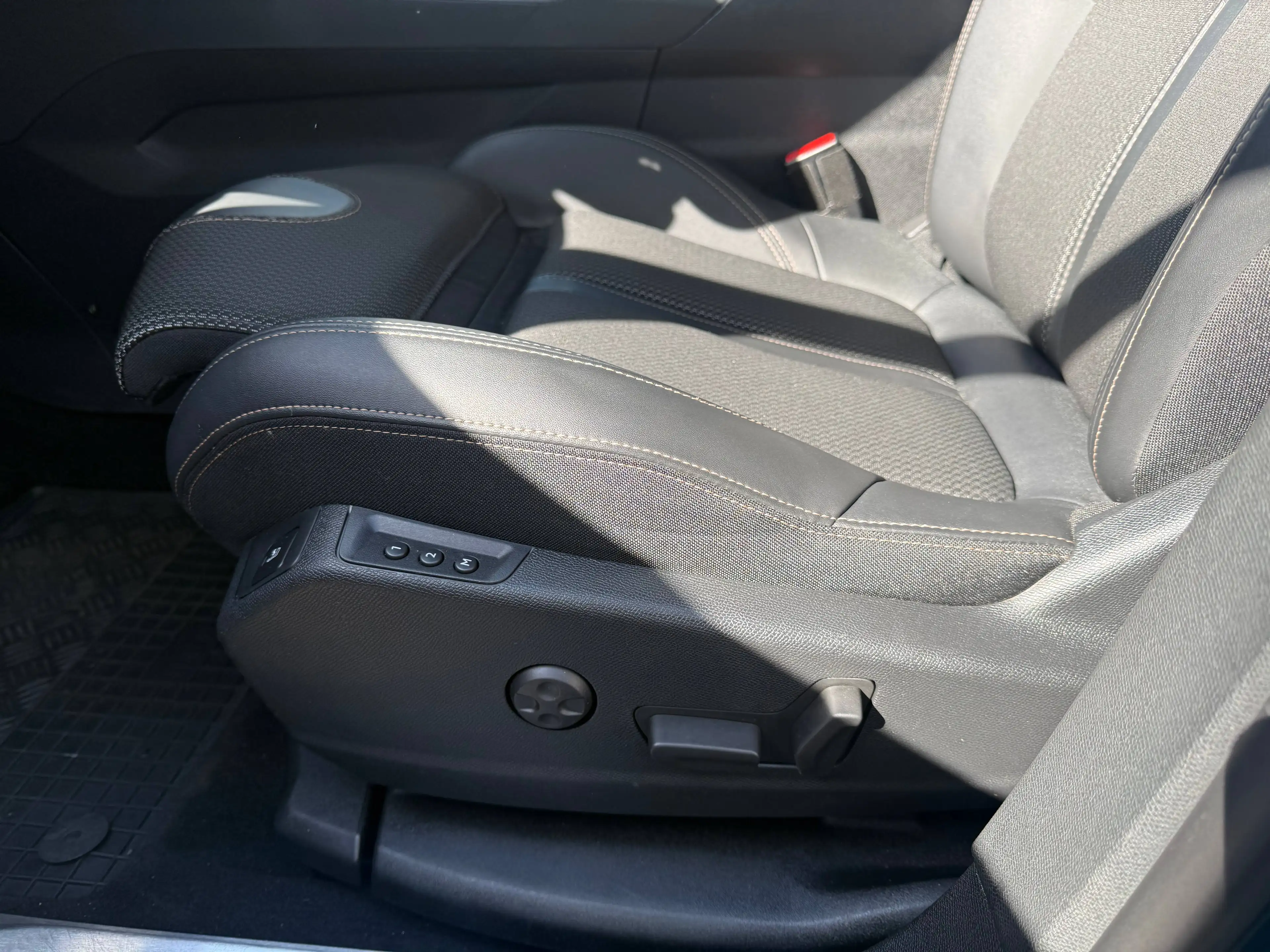 Peugeot 3008 GT Puretech 130 EAT8 — photo 8