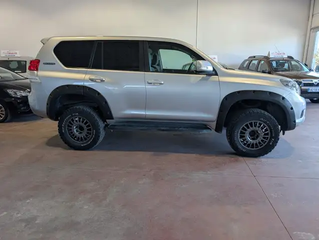 Toyota Land Cruiser view 5