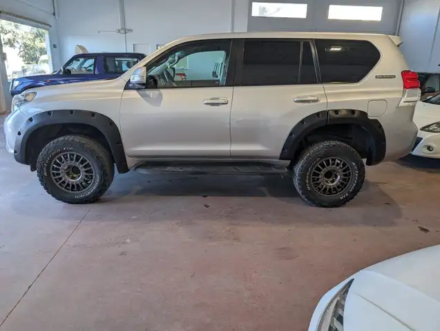 Toyota Land Cruiser view 4
