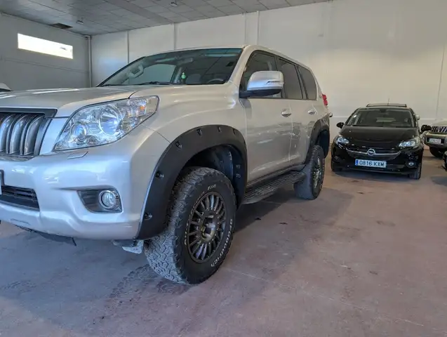 Toyota Land Cruiser view 3