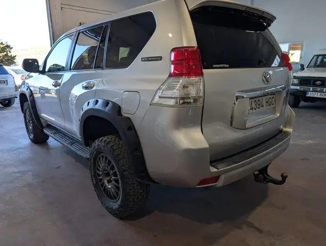 Toyota Land Cruiser view 6