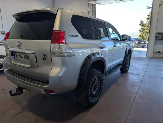 Toyota Land Cruiser view 7