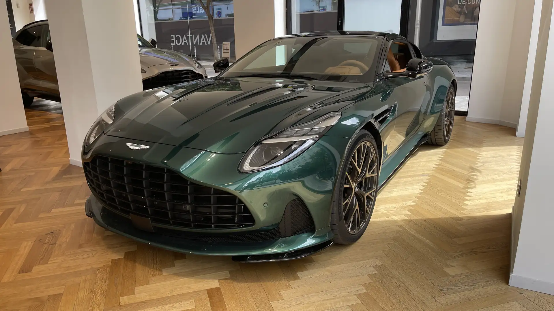 Aston Martin DB12 COUPE - 1