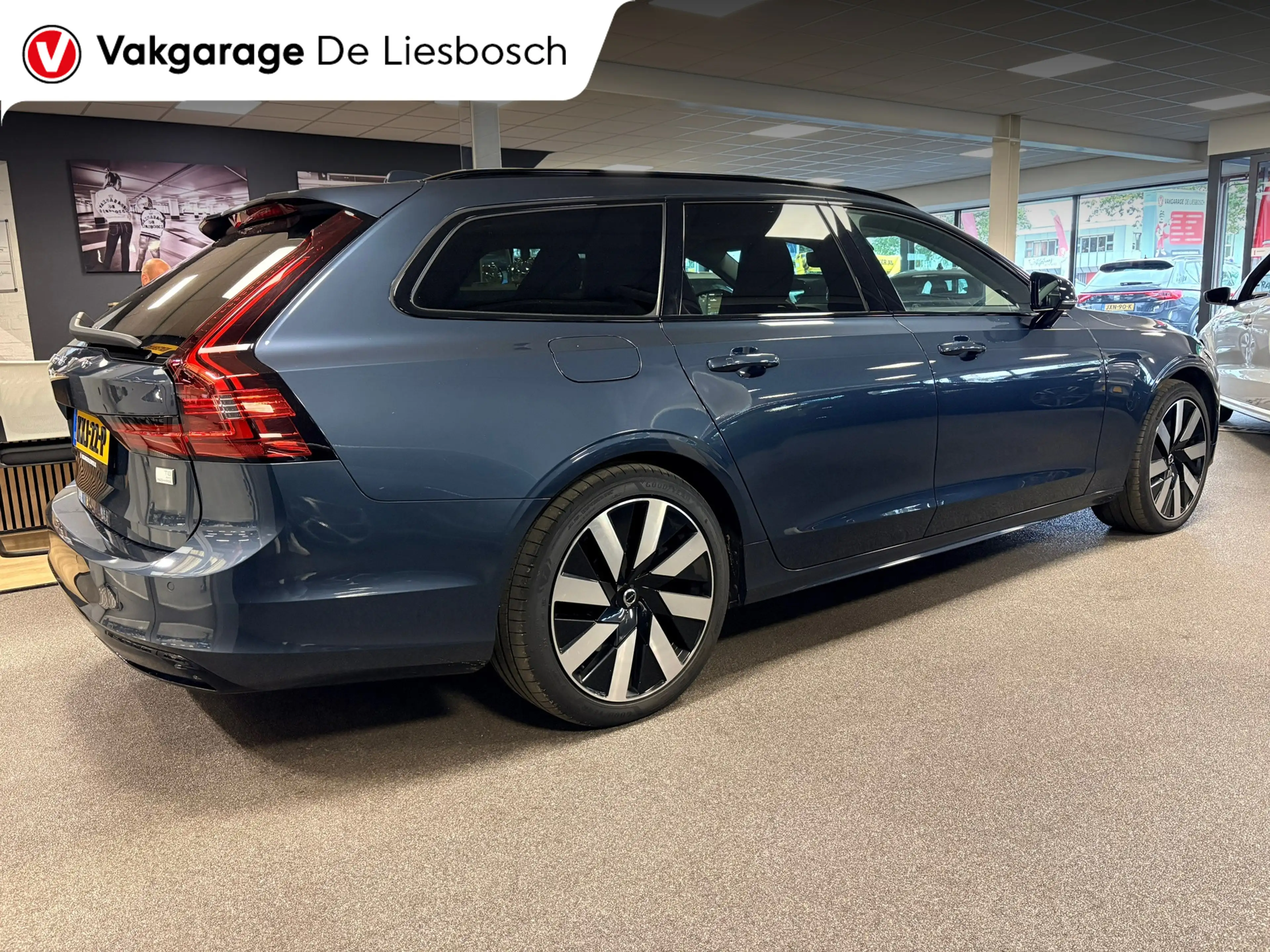 Volvo V90 2.0 T8 Plug-in hybrid AWD Ultimate Dark / Panorama — photo 5