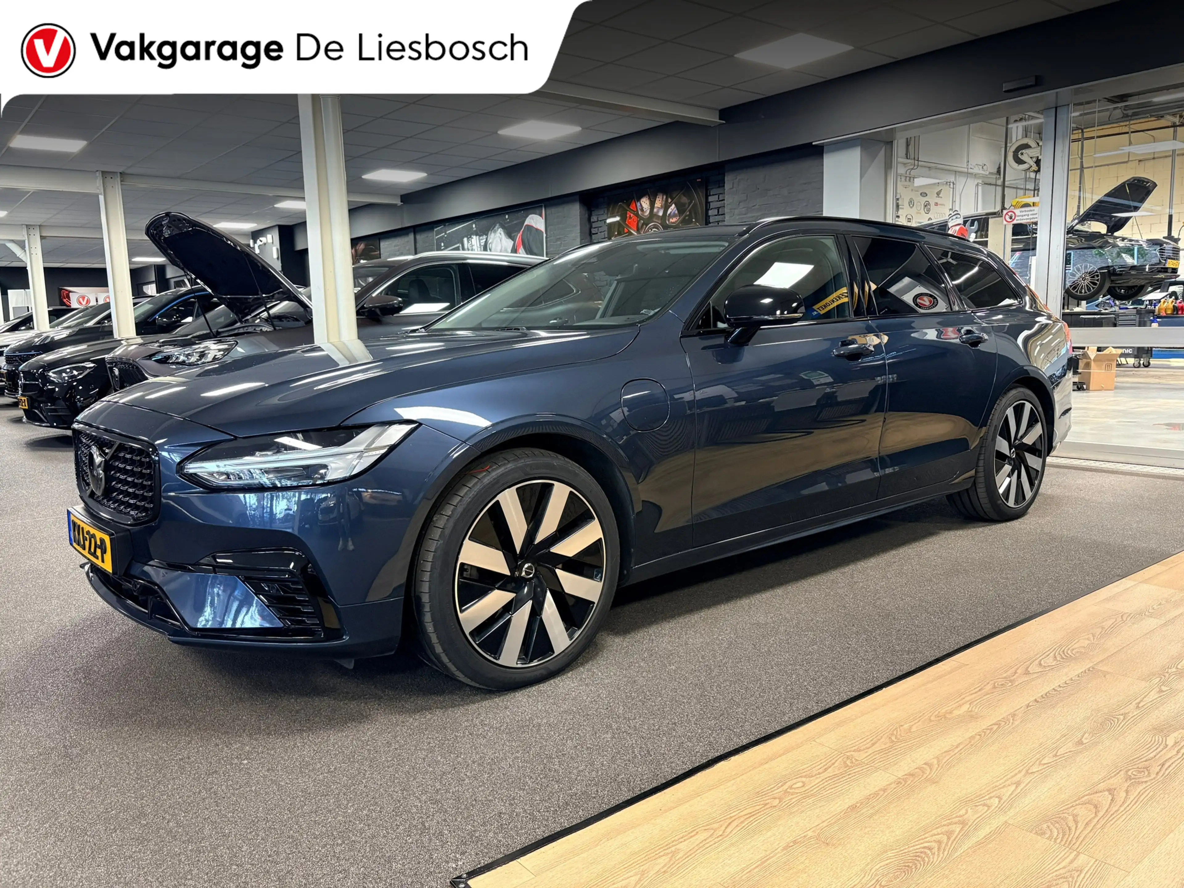 Volvo V90 2.0 T8 Plug-in hybrid AWD Ultimate Dark / Panorama — photo 3