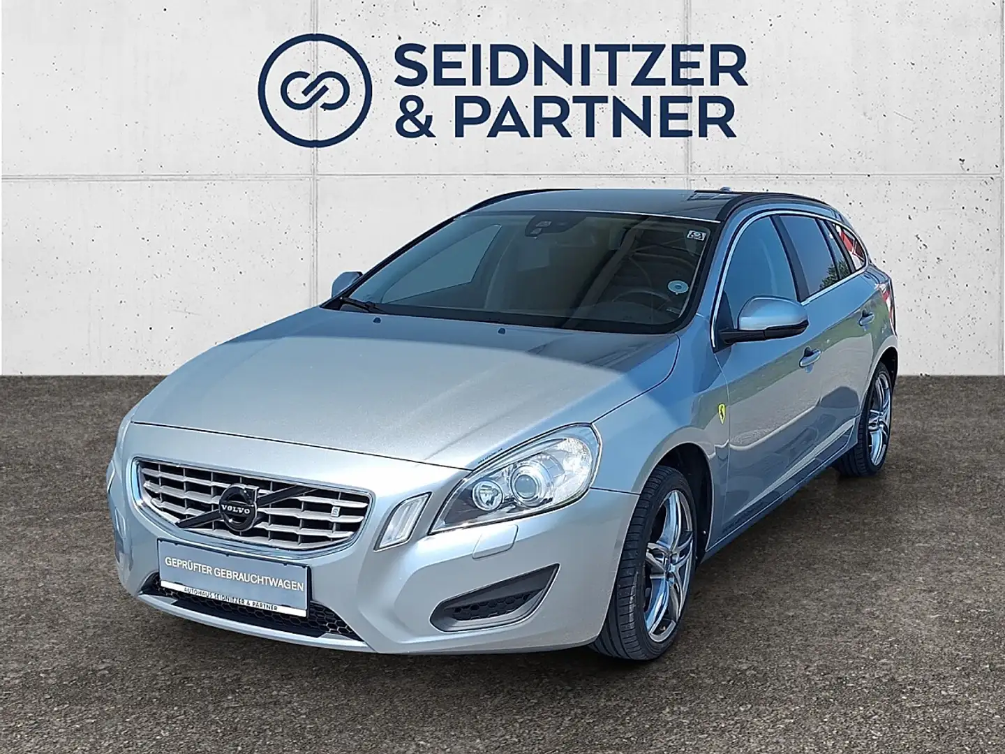 Volvo V60 D5 Momentum Geartronic Aut. Silber - 1