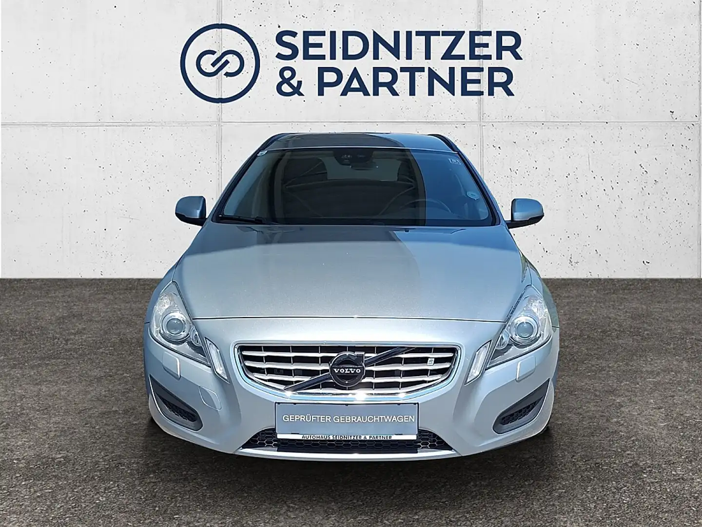 Volvo V60 D5 Momentum Geartronic Aut. Silber - 2